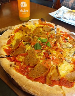 Vegan kebab pizza with paprika, fresh tomatoes and mushrooms at Express Pizza in Copenhagen