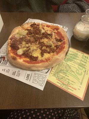 Vegan cheese with artichoke, sun dried tomatoes and red onions  at Express Pizza in Copenhagen