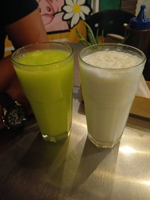 Limonada de mango biche 10/10
Limonada de coco 10/10 at Shottas Medellin Vegan Food in Medellin