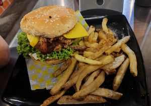 Hamburguesa participante del Vegan Burger Fest, con orellana apanada y mermelada de tocineta, 10/10 at Shottas Medellin Vegan Food in Medellin