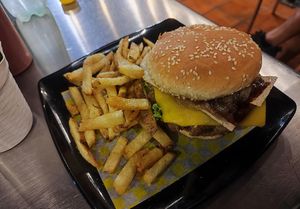 La otra hamburguesa participante, con proteína vegetal y tocineta, 10/10, está fue mi favorita at Shottas Medellin Vegan Food in Medellin