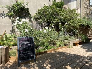 Outside seating   at Qui L'eût Cru in Ramatuelle