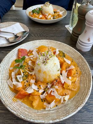 Thai-Curry mit Reis /Knackiges Gemuese / pikante Kokos-Sauce  at Restaurant Land & Meer in Schashagen