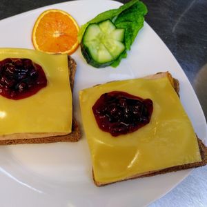 Vegane Toast Hawaii at Café KreativTRaum in Hessisch Oldendorf