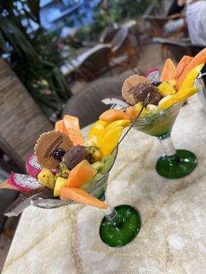 "due coppe gelato vegane con frutta"  at Paradiso Della Frutta in Bussolengo