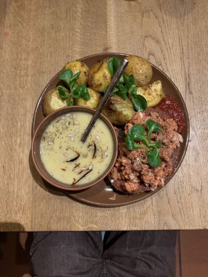 Kartoffeln, Kartoffelsuppe und vegane Mätt Stulle  at Landhaus Brauerei Borchert in Luenne