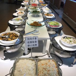 17 main dishes, 4 soups, 3 drinks & various fruits and even small brownies!! at Yù Sù Gé in Chengdu