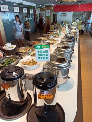 Buffet at Yù Sù Gé in Chengdu