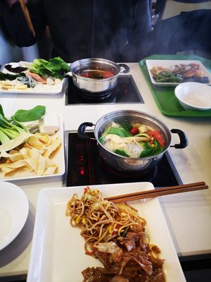 Buffet plate and hot pot at Yù Sù Gé in Chengdu