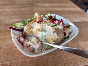 Bereits angefangene Kartoffel. Selbst zusammengestellt mit Bärlauch-Aioli!   at Erdapfel in Luebeck