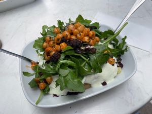 Baked potatoe 1001 night with vegan aioli at Erdapfel in Luebeck