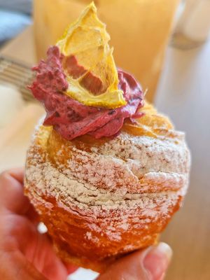 Cruffin arándanos at Saoco Vegan Bakery in Santiago