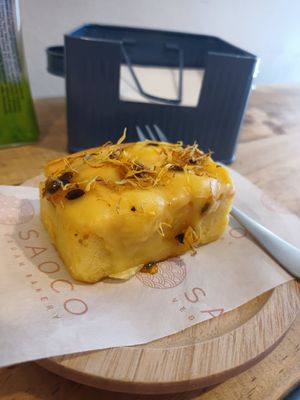 Quequito de maracuyá sin gluten at Saoco Vegan Bakery in Santiago