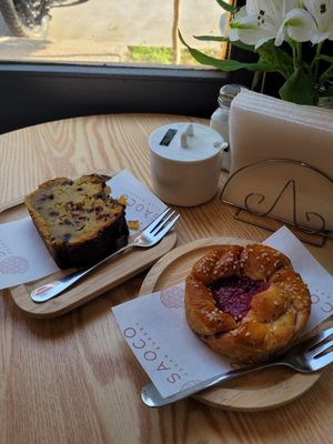 Deliciosos pasteles at Saoco Vegan Bakery in Santiago