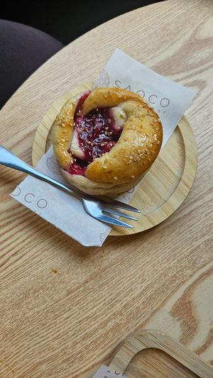 Panecillo de frambuesa at Saoco Vegan Bakery in Santiago