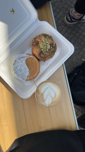 Ny del mes y rol de pistacho   at Saoco Vegan Bakery in Santiago