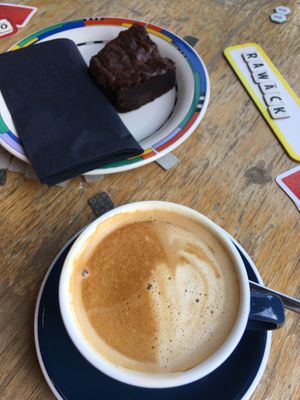 Brownie und Hafer-Cappuccino  at Bingo Club in Cologne