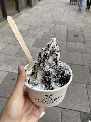 YOMARO Favourite - Medium, 3 toppings and sauce.   at Yomaro - Frozen Yogurt  in Hamburg
