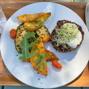 Hamburguesa con alioli y guarnición  at Sopa - Boronat in Barcelona