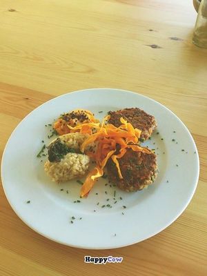 Lentil burgers and whole rice at Sopa - Boronat in Barcelona