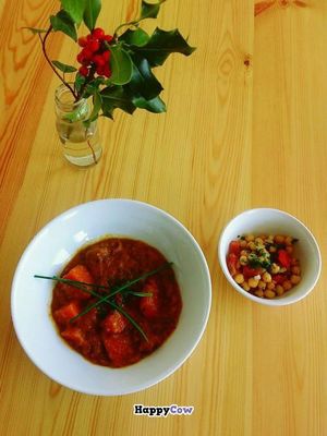 Carrot soup and chickpeas salad at Sopa - Boronat in Barcelona