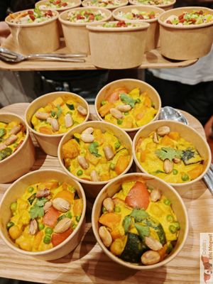 Vegetable curry
Whole-grain rice, zucchinis, carrots, peppers, peas, chickpeas, coriander, peanuts, coconut milk. at SOA Champs-de-Mars in Paris