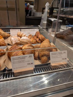 vegan croissants at MXP - Bindi Dolci e Caffè - T1 in Ferno