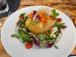 Baked potato filled with avocado  at Gewölberestaurant "HappyEnd" in Koenigstein