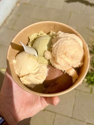 Schoko, Salzkaramell, Melone und Pistazie (alles vegan)  at Kühle Kugeln in Braunschweig