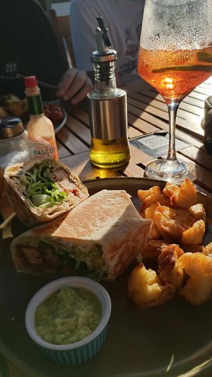 Burrito de tofu marinado, acompanha batatinhas deliciosas e salsa verde at Monoquilha in Ubatuba