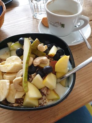 soya joghurt mit müsli und früchten at Marianne in Bremen
