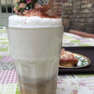 beautiful latte & cake  at Loevenzahn in Mannheim