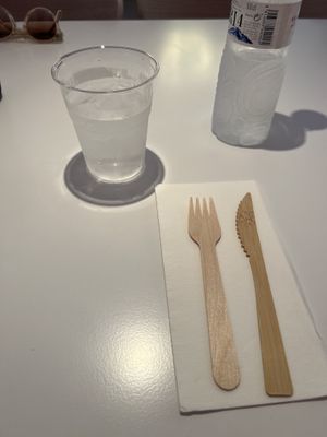 Wooden cutlery and plastic cup for eating in  at 26KG in Barcelona