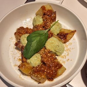 Bravas con salsa de albahaca y ragú. at 26KG in Barcelona