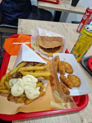 Cheese Burger Vegan, Vegan Fresh Fries with Garlic Vegan Sauce and Vegan Nuggets at Fries and More  in Brussels