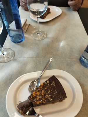 Postre de tarta de algarrobo con naranja at Vegano A Seimeira in Lugo
