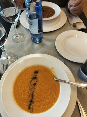 Crema de zanahoria y naranja de primer plato at Vegano A Seimeira in Lugo