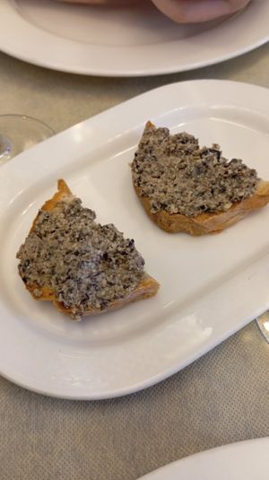 Petisco de paté de olivas negras e allo at Vegano A Seimeira in Lugo