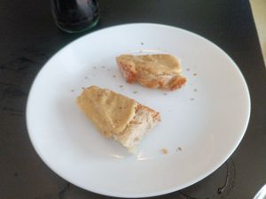 Bread and hummus appetizer at Vegano A Seimeira in Lugo