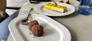 Trufas y tarta de limón at Vegano A Seimeira in Lugo