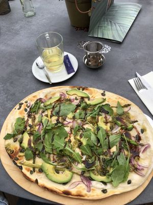 Vegan flammkuchen with asparagus, avocado, soy cream, balsamic vinegar, pumpkin seeds and more😻  at Werelds in de Tuin Tiel in Kapel Avezaath