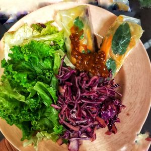 Salade et pickles de crudités, rouleau cru vegan sauce cacahuète 🥜 at Virginie's Café in Nantes