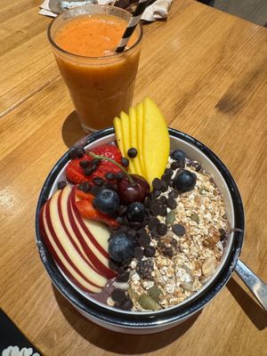 Watermelon smoothie + Açai bowl at Kaffeina Brunch & Specialty  in Valencia