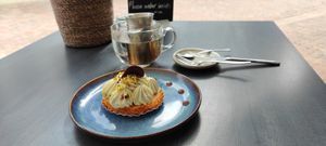 Pistachio tartlet and tea on Herfst' terrace at Lente - Vegan Patisserie in Gouda