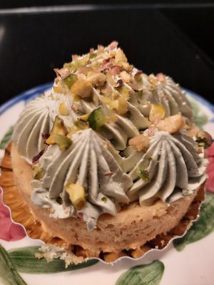 Dit pistachegebakje was overheerlijk! at Lente - Vegan Patisserie in Gouda