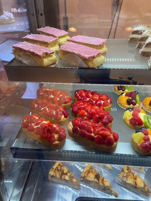Friday 23 May 2025: the aardbeienslof is new and quite tasty, but the dough is harder/firmer than I thought. at Lente - Vegan Patisserie in Gouda