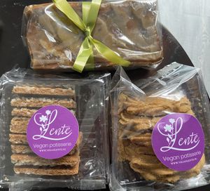 Matcha cake (330 gr) is filled with dark chocolate pieces, but firm and a bit too sweet. Jan Hagel koekjes (135 gr) taste like a better version of speculaaskoekjes. Spritsen (125 gr) are also tasty. at Lente - Vegan Patisserie in Gouda