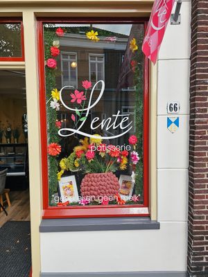 Een hele vrolijke etalage at Lente - Vegan Patisserie in Gouda