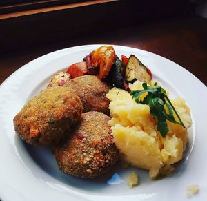 Robi burger karbanátky, šťouchané brambory, grilovaná zelenina (vegan) at Lucky's Vege Bistro in Trebic