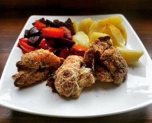 Žampiony v trojobalu (vegan), obalované v hrašce a strouhance at Lucky's Vege Bistro in Trebic